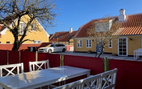 Skrollan - 100M from the Sea: Soffitto, Pavimentazione, Interior Design, Pavimento, Materiale Composito, Mobilia, Ricorrere, Hotel, Design, Illuminazione Diurna