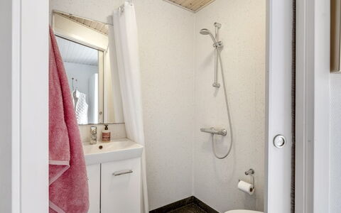 Cordelia - 1Km from the Sea: Parete, Interior Design, Pavimento, Pavimentazione, Idraulico Fixture, Bagno, Camera, Soffitto, Gabinetto, Idraulico