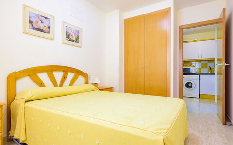 Mar de Oropesa i: Mobilia, Legna, Interior Design, Architettura, Scaffalature, Sedia, Pavimento, Immobiliare, Fascio, Latifoglie