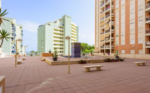 Mar de Oropesa i: Mobilia, Legna, Interior Design, Architettura, Scaffalature, Sedia, Pavimento, Immobiliare, Fascio, Latifoglie