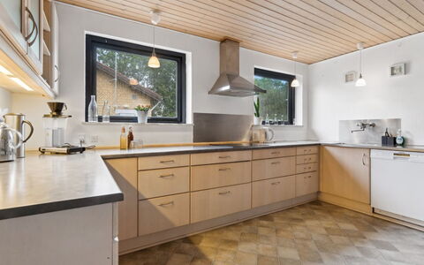 Kolle - 3.2Km from the Sea: Cucina, Controsoffitto, Interior Design, Pavimentazione, Legna, Cabinetry, Soffitto, Mobilia, Pavimento, Casa