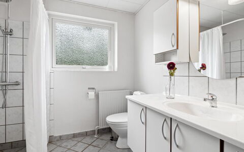 Kolle - 3.2Km from the Sea: Idraulico Fixture, Lavandino Del Bagno, Bagno, Lavello, Pavimentazione, Pavimento, Interior Design, Idraulico, Rubinetto, Materiale Composito