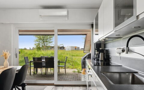 Cornelia - 6Km from the Sea: Cucina, Mobilia, Pavimentazione, Controsoffitto, Interior Design, Illuminazione, Casa, Pavimento, Sedia, Soffitto