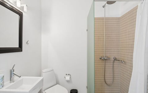 Cornelia - 6Km from the Sea: Bagno, Idraulico Fixture, Gabinetto, Toilet Seat, Pavimentazione, Interior Design, Parete, Pavimento, Lavello, Idraulico