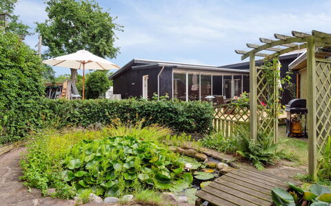 Randulf - 250M from the Sea: Legna, Tetto, Architettura, Casa, Casa, Villetta, Raccordo, Latifoglie, Pendenza, Estate