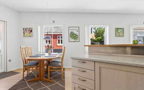 Dagne - 400M from the Sea: Mobilia, Pavimentazione, Interior Design, Pavimento, Legna, Tavolo, Sala Da Pranzo, Cucina & Sala Da Pranzo Tavolo, Pavimento In Legno, Sedia