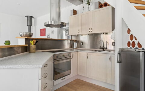 Dagne - 400M from the Sea: Cucina, Controsoffitto, Elettrodomestico Da Cucina, Pavimentazione, Cabinetry, Interior Design, Mobilia, Apparecchio Major, Legna, Pavimento