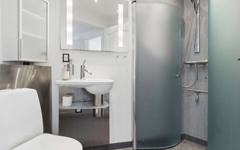 Dagne - 400M from the Sea: Bagno, Idraulico Fixture, Gabinetto, Toilet Seat, Interior Design, Pavimento, Pavimentazione, Lavello, Lavandino Del Bagno, Idraulico