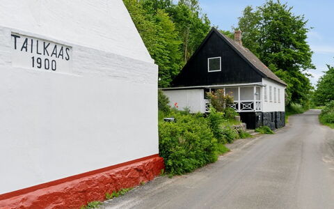 Scarlet - 5M from the Sea: Architettura, Tetto, Casa, Materiale Composito, Illuminazione Diurna, Raccordo, Driveway