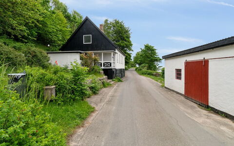 Scarlet - 5M from the Sea: Architettura, Tetto, Casa, Materiale Composito, Illuminazione Diurna, Raccordo, Driveway