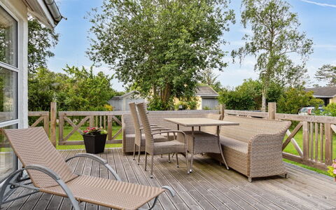 Meinolf - 200M from the Sea: Zona Residenziale, Tetto, Sobborgo, Driveway, Estate, Camino