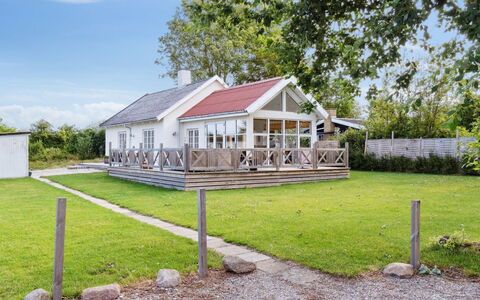 Meinolf - 200M from the Sea: Zona Residenziale, Tetto, Sobborgo, Driveway, Estate, Camino