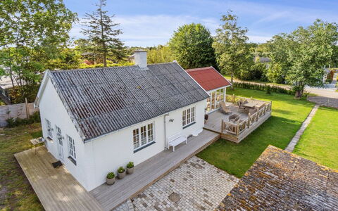 Meinolf - 200M from the Sea: Zona Residenziale, Tetto, Sobborgo, Driveway, Estate, Camino