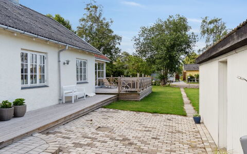 Meinolf - 200M from the Sea: Zona Residenziale, Tetto, Sobborgo, Driveway, Estate, Camino