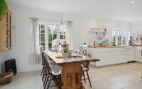 Meinolf - 200M from the Sea: Zona Residenziale, Tetto, Sobborgo, Driveway, Estate, Camino