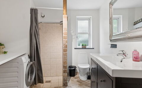 Vemund - 100M to the Fjord: Parete, Pavimentazione, Interior Design, Idraulico Fixture, Pavimento, Bagno, Soffitto, Idraulico, Mobiletto Del Bagno, Camera