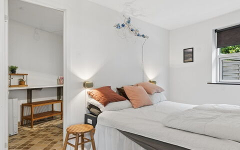 Vemund - 100M to the Fjord: Mobilia, Interior Design, Letto, Camera Da Letto, Parete, Pavimentazione, Soffitto, Legna, Camera, Pavimento