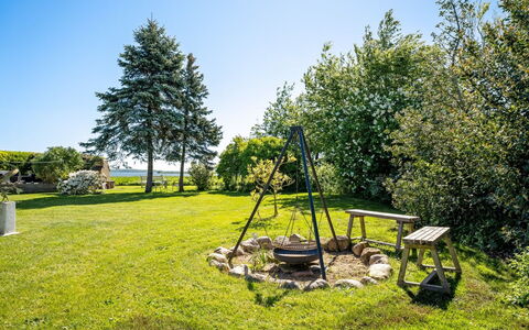 Maleen - 150M to the Fjord: Tetto, Casa, Lotto, Casa, Villetta, Estate, Edifici Giardino, Shade, Log Cabin, Landscaping