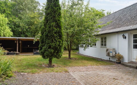 Finja - 6Km from the Sea: Tetto, Casa, Casa, Villetta, Raccordo, Estate, Driveway, Edifici Giardino, Cortile, Capannone