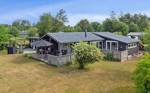 Holmwith - 200M from the Sea: Tetto, Casa, Lotto, Casa, Villetta, Estate, Edifici Giardino, Shade, Log Cabin, Landscaping
