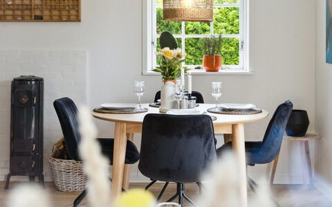Quanna - 50M from the Sea: Mobilia, Interior Design, Sedia, Tavolo, Pavimentazione, Cucina & Sala Da Pranzo Tavolo, Illuminazione, Camera, Sala Da Pranzo, Pavimento