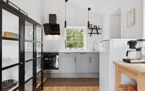 Quanna - 50M from the Sea: Cucina, Elettrodomestico Da Cucina, Controsoffitto, Mobilia, Interior Design, Cabinetry, Pavimentazione, Legna, Apparecchio Major, Soffitto