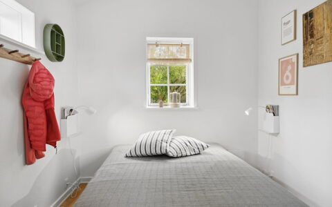 Quanna - 50M from the Sea: Parete, Camera Da Letto, Interior Design, Letto, Pavimentazione, Pavimento, Soffitto, Lenzuolo, Bedding, Mobilia