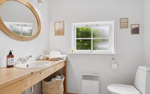 Quanna - 50M from the Sea: Idraulico Fixture, Bagno, Interior Design, Pavimentazione, Pavimento, Lavandino Del Bagno, Rubinetto, Soffitto, Idraulico, Lavello