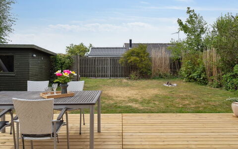 Quanna - 50M from the Sea: Legna, Mobili Da Esterno, Mobilia, Giardino, Arbusto, Lotto, Tavolo Esterno, Sedia, Deck