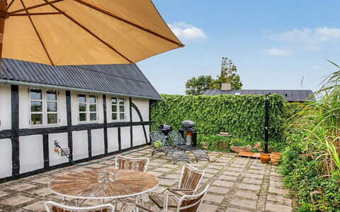 Ilkka - 220M from the Sea: Tetto, Casa, Giardino, Villetta, Shade, Sedia, Cortile, Landscaping, Vaso Di Fiori, Estate