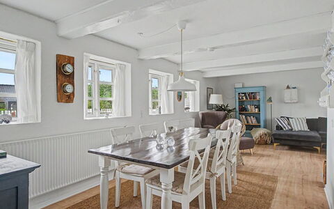 Ilkka - 220M from the Sea: Mobilia, Interior Design, Pavimentazione, Legna, Soffitto, Sala Da Pranzo, Tavolo, Pavimento, Cucina & Sala Da Pranzo Tavolo, Lampada