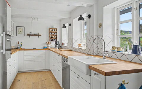 Ilkka - 220M from the Sea: Cucina, Controsoffitto, Pavimentazione, Cabinetry, Interior Design, Legna, Mobilia, Lavandino Della Cucina, Elettrodomestico Da Cucina, Lavello