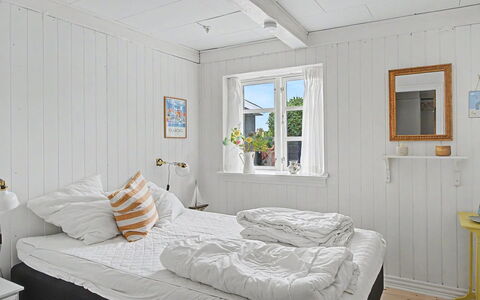 Ilkka - 220M from the Sea: Legna, Pavimentazione, Pavimento, Camera Da Letto, Plank, Latifoglie, Lenzuolo, Bedding, Pavimento In Legno, Letto