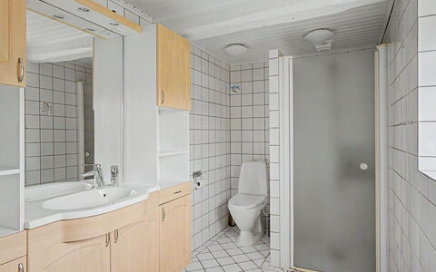 Ilkka - 220M from the Sea: Idraulico Fixture, Pavimentazione, Parete, Pavimento, Lavello, Bagno, Interior Design, Lavandino Del Bagno, Idraulico, Soffitto