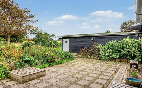 Ilkka - 220M from the Sea: Arbusto, Giardino, Lotto, Casa, Groundcover, Flagstone, Backyard, Landscaping, Passerella