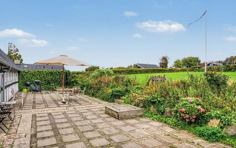 Ilkka - 220M from the Sea: Arbusto, Giardino, Lotto, Groundcover, Flagstone, Landscaping, Shade, Prato, Backyard