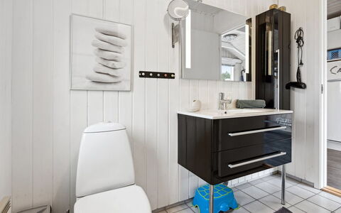 Hjalmsvider - 300M from the Sea: Interior Design, Idraulico Fixture, Pavimentazione, Bagno, Pavimento, Lavello, Gabinetto, Mobiletto Del Bagno, Lavandino Del Bagno, Rubinetto