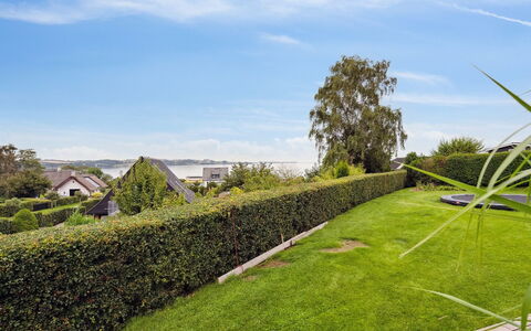 Hjalmsvider - 300M from the Sea: Verde, Vegetazione, Arbusto, Paesaggio, Hedge, Giardino, Groundcover, Landscaping, Prato, Sempreverde