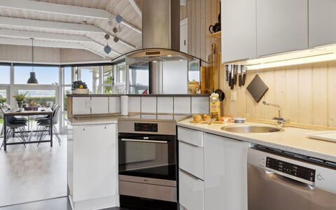 Hjalmsvider - 300M from the Sea: Cucina, Interior Design, Controsoffitto, Elettrodomestico Da Cucina, Pavimentazione, Legna, Soffitto, Lampada, Cabinetry, Mobilia