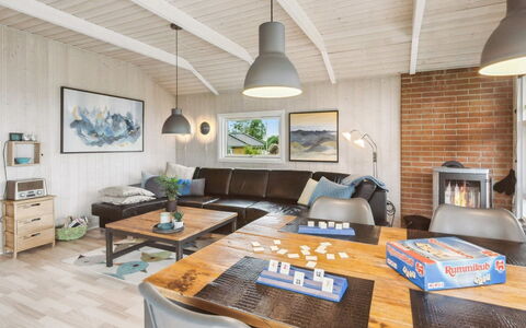 Hjalmsvider - 300M from the Sea: Mobilia, Interior Design, Divano, Pavimentazione, Legna, Soffitto, Soggiorno, Camera, Pavimento, Lampada