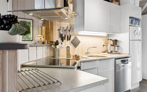 Hjalmsvider - 300M from the Sea: Cucina, Elettrodomestico Da Cucina, Controsoffitto, Apparecchio Major, Interior Design, Mobilia, Elettrodomestico, Cabinetry, Pavimentazione, Lavandino Della Cucina