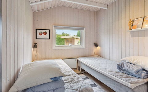 Hjalmsvider - 300M from the Sea: Legna, Camera Da Letto, Pavimento, Interior Design, Pavimentazione, Casa, Soffitto, Letto, Mobilia, Porta