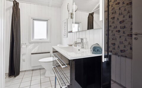 Hjalmsvider - 300M from the Sea: Idraulico Fixture, Pavimentazione, Pavimento, Interior Design, Bagno, Soffitto, Lavello, Idraulico, Rubinetto, Materiale Composito