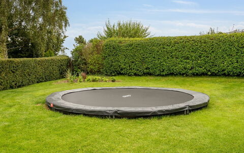 Hjalmsvider - 300M from the Sea: Trampolino - Macchine E Materiali, Trampolino, Tempo Libero, Trampolining, Giardino, Prato, Shade, Cortile, Parco, Backyard