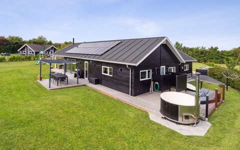 Amdi - 700M from the Sea: Architettura, Tetto, Casa, Materiale Composito, Illuminazione Diurna, Raccordo, Driveway