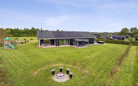 Amdi - 700M from the Sea: Architettura, Tetto, Casa, Materiale Composito, Illuminazione Diurna, Raccordo, Driveway
