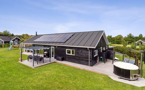 Amdi - 700M from the Sea: Architettura, Tetto, Casa, Materiale Composito, Illuminazione Diurna, Raccordo, Driveway