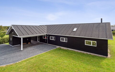 Amdi - 700M from the Sea: Architettura, Tetto, Casa, Materiale Composito, Illuminazione Diurna, Raccordo, Driveway