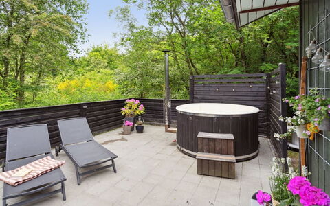 Nyalle - 30Km from the Sea: Zona Residenziale, Tetto, Sobborgo, Driveway, Estate, Camino