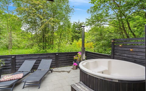 Nyalle - 30Km from the Sea: Zona Residenziale, Tetto, Sobborgo, Driveway, Estate, Camino